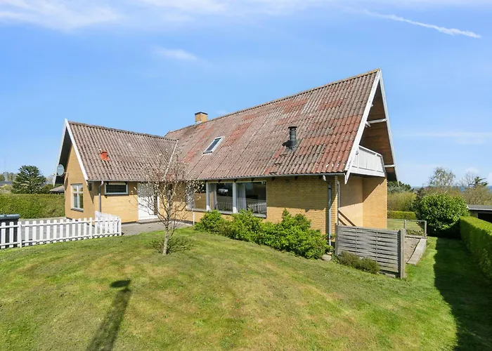 Modernisiertes Ferienhaus Mit Meerblick In Tejn